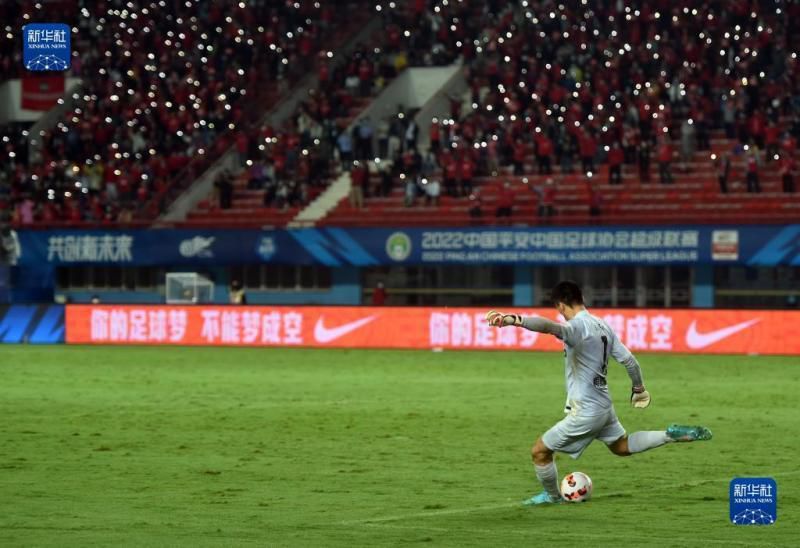 今日焦点战预告18:00韩职联升降级附加赛 釜山偶像vs水原FC、金浦FCvsFC江原 首回合谁能先拔头筹？20:00亚冠赛事武汉三镇 VS 浦项制铁，武汉三镇能否捍卫主场颜面？03:00 英超赛场谢菲尔德联 VS 利物浦，谢菲尔德联临阵换帅，利物浦笑纳三分？04:15 英超 曼联 VS 切尔西，红蓝大战，曼联内部频传将帅不合之声，切尔西乘势再取一胜？事件图片报：穆勒想再踢一年，若续约他希望不降薪&转会想去欧冠球队德媒《图片报》报道称，穆勒还想要再踢一年，如果和拜仁续约他希望的是不降薪。